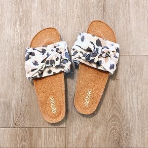 Brand new aerie bow slides